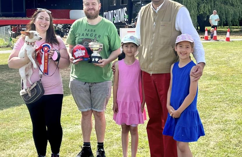 Ranil and his daughters with the winning dog