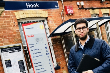 Photograph - Ranil Jayawardena MP at Hook station