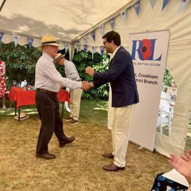 Ranil presenting an award